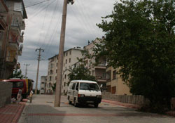 Yol ortasında elektrik direği