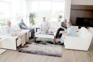 İŞ ADAMLARINDAN ZİYARET