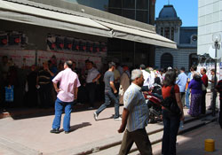 Ömrünü kuyrukta geçirenler