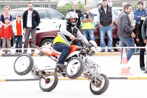 Motosiklet gösterisi adrenalin tutkunlarını mest etti