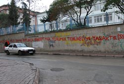 Okuyamadıkları uyarıya aldırmıyorlar