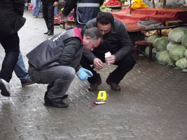 Kardeş kavgasında pazar yeri kana bulandı