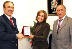 Eğitime katkıya plaket