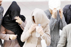 4 GENÇ KIZ GÖZALTINA ALINDI