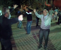 OĞLUNUN KINASINDA ÖLDÜ