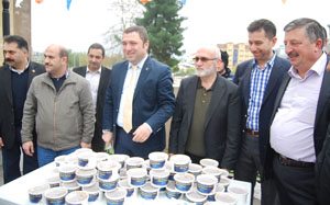 Çarşamba Ak Parti halka aşure dağıttı.