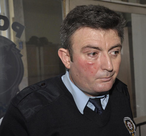 HIRSIZLIK ŞÜPHELİSİ ADLİYEDE POLİSE SALDIRDI