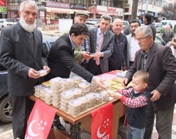 SP'li gençler aşure dağıttı