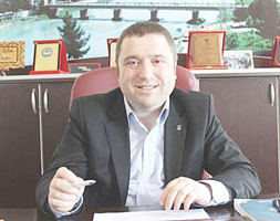 KÖSE DÜNDAR'I SOLLADI