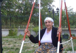 Nadide Nine'nin salıncak keyfi