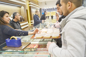 Bafra Ülkü Ocakları aşure dağıttı