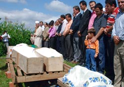 Trafik kurbanlarına hüzünlü veda