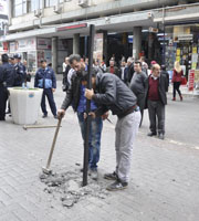 ÇARŞININ ORTASINI KAZIKLA ÇEVİRDİ