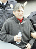 BORCUNU ÖDEMEYENİN BAŞINA ODUNLA VURDU