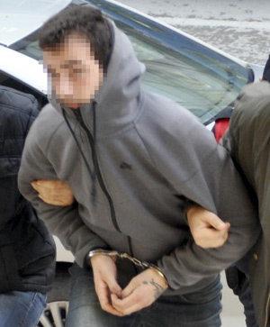 SİLAHLA EV BASTI, YANLIŞLIKLA MİSAFİRİ VURDU