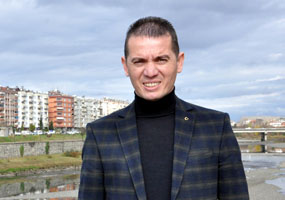 İŞTEN ÇIKARILDIĞI BELEDİYEYE BAŞKAN ADAYI OLDU