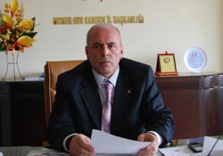 Memur yılana sarıldı!