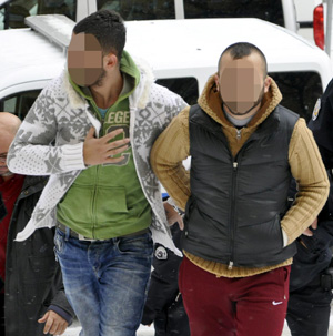 KAVGADA İKİ KİŞİYİ BIÇAKLADILAR