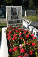 Vefat eden mesai arkadaşlarını 8 yıldır mezarı başında anıyorlar