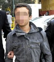 ARKADAŞINI SINIF ORTASINDA SIRTINDAN BIÇAKLADI