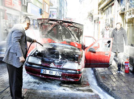 SEYİR HALİNDEKİ OTOMOBİLDE YANGIN ÇIKTI