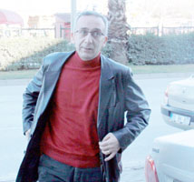 KENDİ KULLANDIĞI OTOMOBİLLE GELDİ