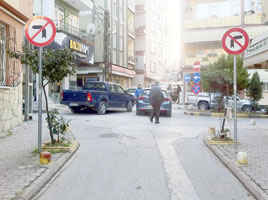 TRAFİK LEVHALARI KAFA KARIŞTIRIYOR