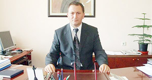 YENİ MÜDÜR GİRGİN OLDU