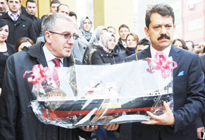 BAŞSAVCI YELDAN GÜLLERLE UĞURLANDI