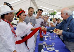 Bakan Ekren'e Türkçe şarkı okudular