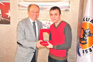 En Genç Meclis  Üyesine Plaketli Teşekkür