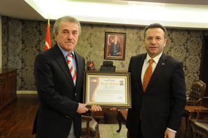 Vali Hüseyin Aksoy'a ödül