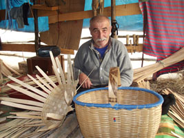 10 yaşında başladığı sepet örmeye 75 yaşında devam ediyor