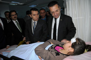 Vali Aksoy, kazada yaralanan öğrencileri hastanede ziyaret etti