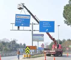 TRAFİK LEVHASI BÖYLE MONTE EDİLDİ