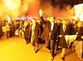 Coşku Caddeye Taştı