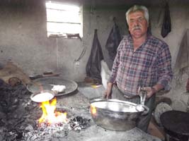 Bakır kapta pişen yemeğin lezzeti farklı olur