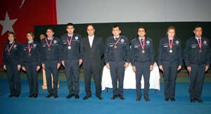 POLİS ADAYI KIZ ÖĞRENCİLER TABANCA ATIŞINDA ERKEKLERİ GERİDE BIRAKTI