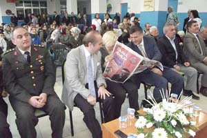 KAYMAKAM VE EŞİ DENGE GAZETESİ'NDEKİ HABERLERİNİ İNCELEDİLER