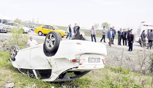 HURDAYA DÖNEN OTOMOBİLDEN BURNU BİLE KANAMADAN ÇIKTI