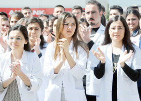 İNTERN DOKTORLAR EYLEM YAPTI