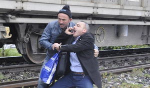 BABASI GÖZLERİNİN ÖNÜNDE TRENİN ALTINDA KALIP ÖLDÜ