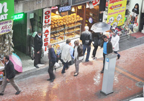 SAMSUNDA YAĞMUR, SİNOP'TA ŞİDDETLİ RÜZGAR ETKİLİ OLDU