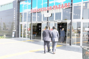 Vatandaş AVMlerde geziyor, alışverişini çarşı pazardan yapıyor