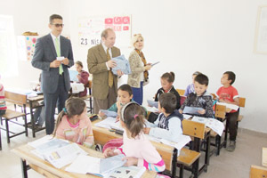 Köy okullarına kitap ve giysi desteği