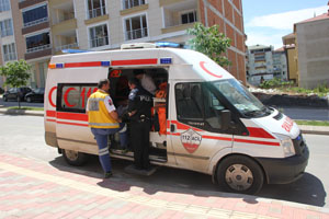 Kocasını bıçakladı, yardım istedi