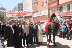 DEVE İLGİ ODAĞI OLDU