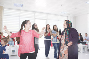 Anneler söyledi çocukları oynadı