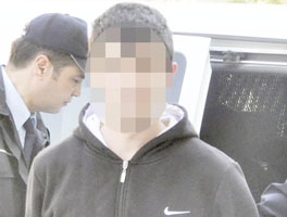 BALKONDA APARTMAN SAKİNLERİ YAKALADI