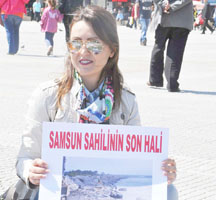 7 KİŞİ PLAJ HAVLUSUYLA EYLEM YAPTI, 30 KİŞİ İZLEDİ